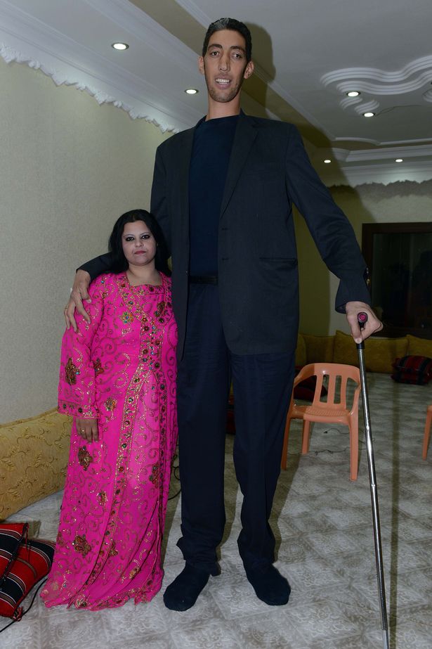 Worlds-tallest-man-Sultan-Kosen-to-wedg-2647065
