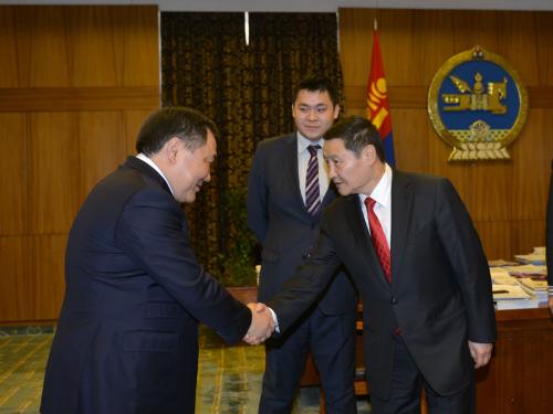 уулзлаа уулзлаа