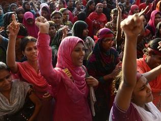 417989-bangladesh-garment-workers-police-clash 417989-bangladesh-garment-workers-police-clash