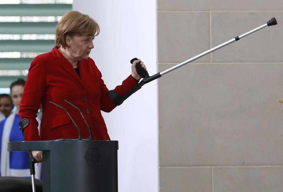 2014-01-06T113749Z_2110121813_BM2EA160YYG01_RTRMADP_3_GERMANY-MERKEL-ACCIDENT
