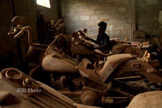 wooden-car-replicas3-550x366