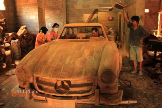 wooden-car-replicas-550x366
