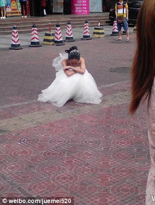 1414623064221_wps_1_Crying_chinese_bride_disg