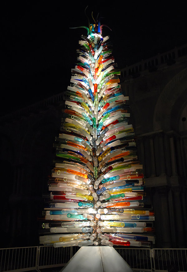 Christmas-tree-made-of-Murano-glass
