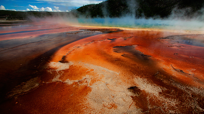 colors-yellowstone-thermal-springs1.si