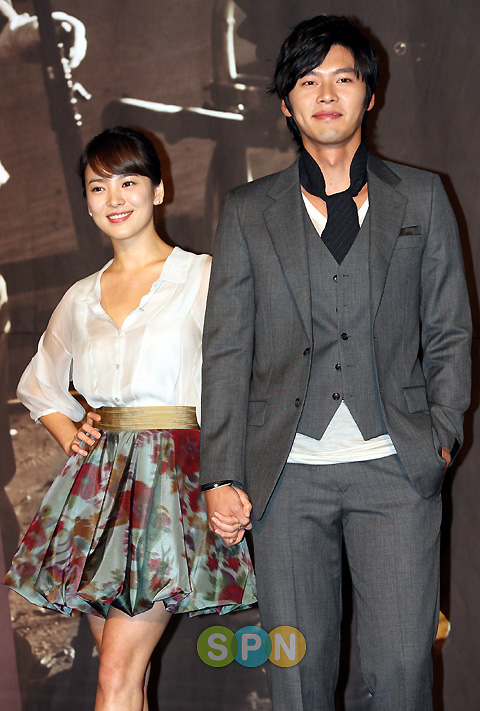 Hyun-Bin-Song-Hye-Kyo-hyun-bin-28439789-480-711