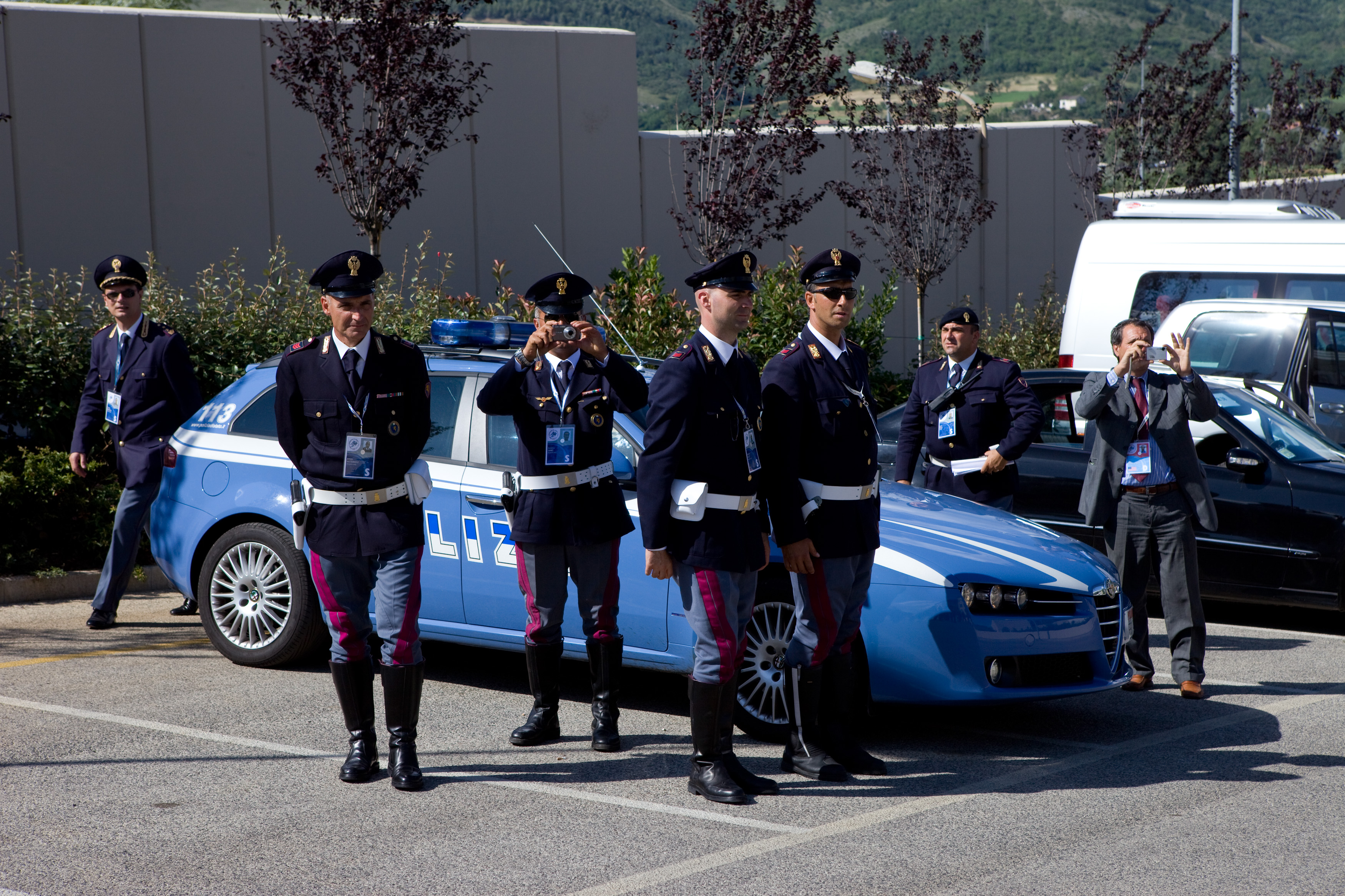 0519-0908-0418-2345_italian_police_guards_in_laquila_italy_o