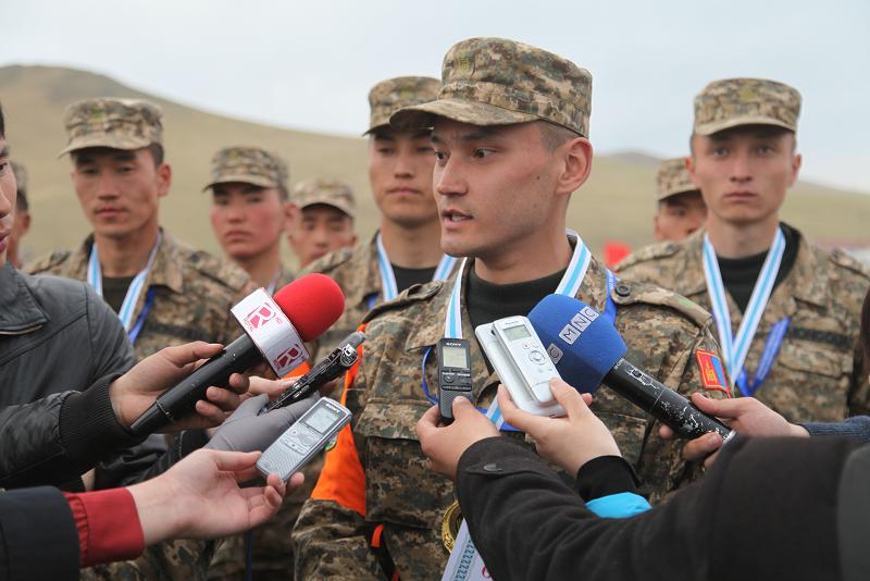 маршийн тэмцээнд тэргүүн байр эзэлсэн Хилийн сургуулийн багийн ахлагч ахлах дэслэгч Ч.Баттөр маршийн тэмцээнд тэргүүн байр эзэлсэн Хилийн сургуулийн багийн ахлагч ахлах дэслэгч Ч.Баттөр