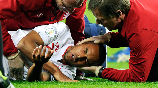 Theo-Walcott-being-treate-004