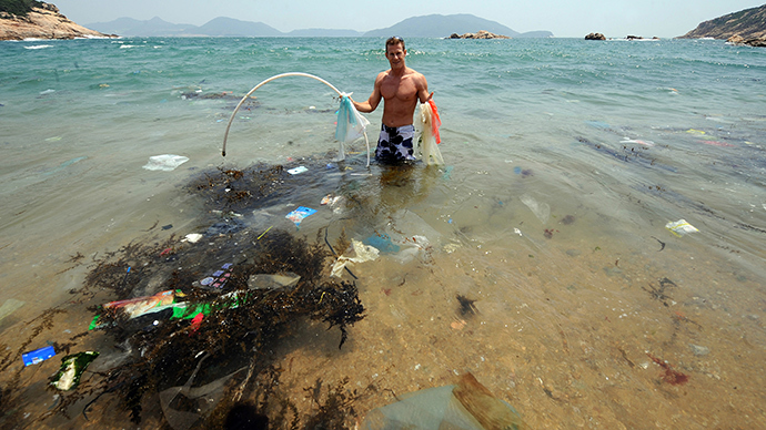 ocean-surface-covered-plastic.si