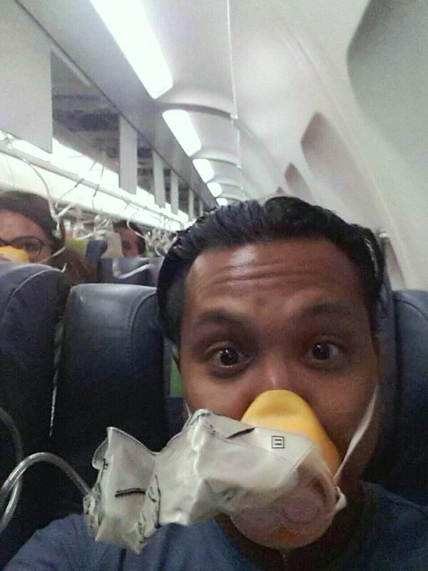 a99032_Selfies-taken-during-emergency-landing