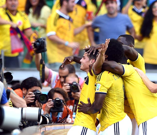 James-Rodriguez-and-Colombia-Team-Wallpapers-01