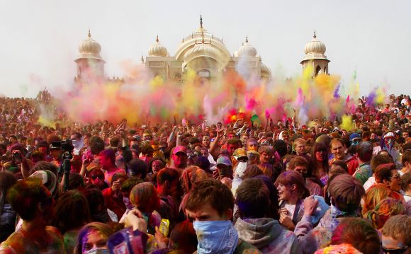 08holi4