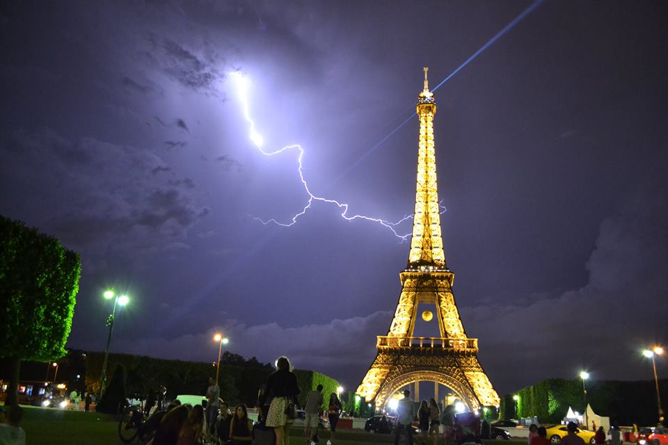 Incredible-Picture-of-The-Eiffel-Tower-Struck-By-Lightning