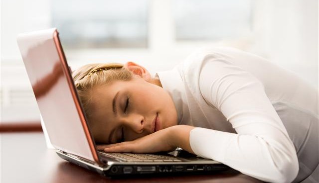 woman-asleep-on-computer-640x368 woman-asleep-on-computer-640x368