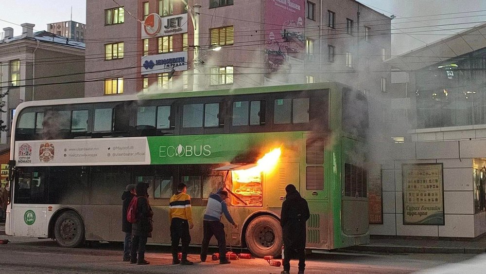 Хоёр давхар автобус шатав