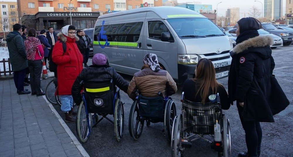 Тэргэнцэртэй хүнд зориулсан бага оврын автобус тоноглон бэлэглэлээ
