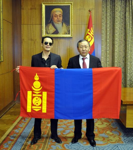 President’s Chief of Staff  P.Tsagaan hands state flag to   mountaineer B.Tseveendash