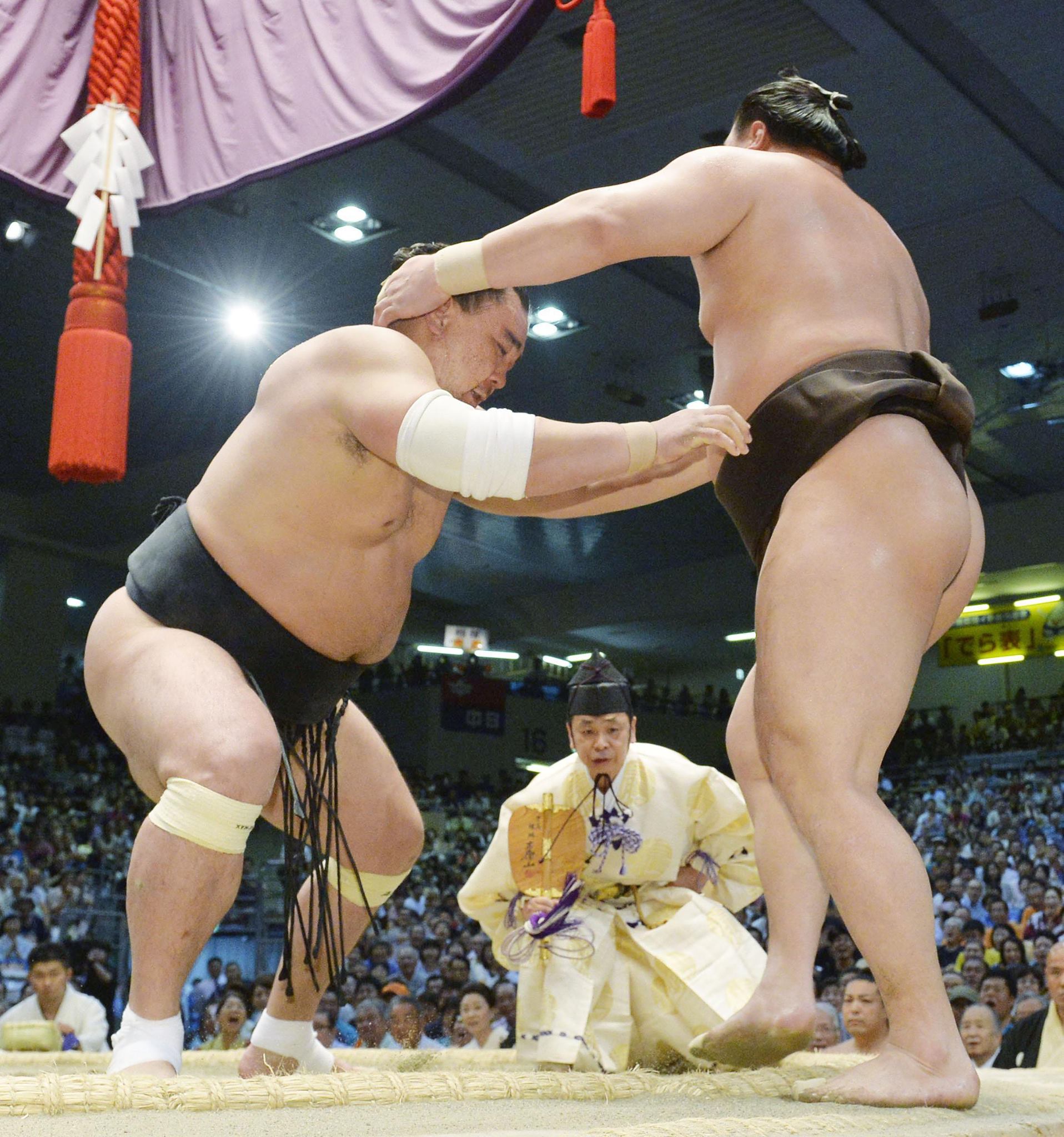 Harumafuji D.Byambadorj wins Emperor’s Cup at July’s tournament