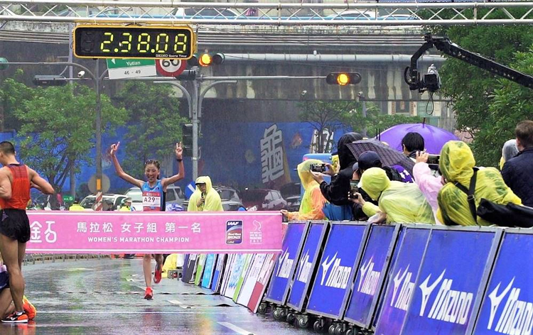 B.Munkhzaya wins 2017 New Taipei City Wan Jin Shi Marathon