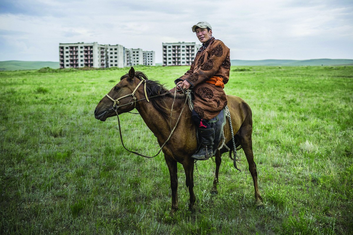 Мардайн манаач: Монгол дахь нууц хотын амьдрал