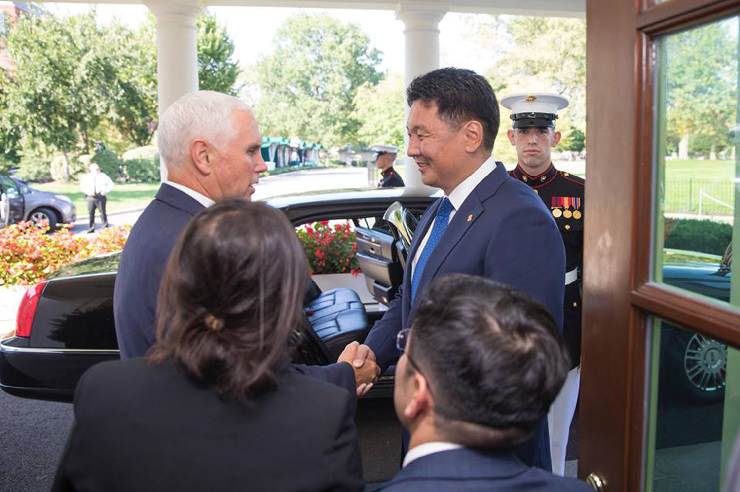 АНУ-ын дэд ерөнхийлөгч “протокол зөрчив”. Учир нь АНУ-ын дэд ерөнхийлөгчийн албан уулзалт албаны өрөөнд болоод л өнгөрдөг. Энэ удаа Монгол Улсын Ерөнхий сайдтай дотночлон уулзаж арын өрөөндөө ч урилаа.