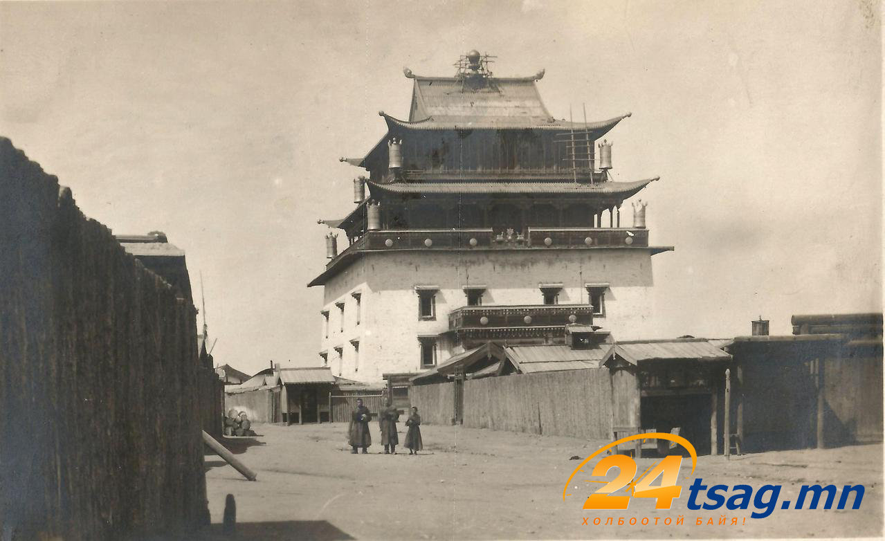 Монголия 1927-1928гг (Из одного семейного альбома) гэсэн нэртэй гэрэл цомгийн зургуудын нэг. Гандан. Главный монастырь гэсэн нэрээр байдаг.
