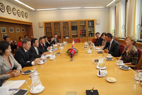 2012-10-08norway_parl_big