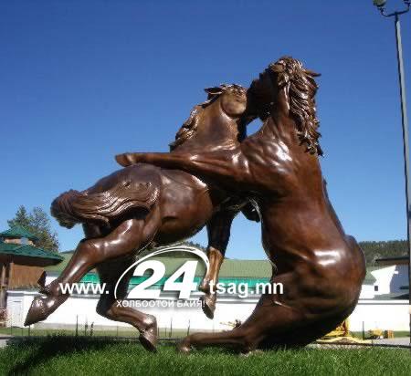 a97928_monument_2-horse-kissing