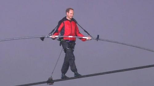 _60947279_niagara_tightrope_624 _60947279_niagara_tightrope_624