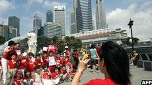 _61468486_singaporechildreninred _61468486_singaporechildreninred
