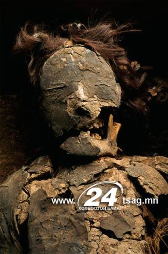 death-cult-mummies-desert-bewigged-boy_58189_600x450