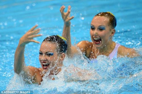 article-0-146D9D4B000005DC-159_306x423