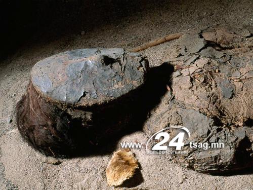 death-cult-mummies-desert-bewigged-boy_58189_600x450