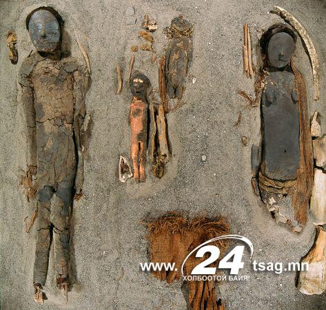 death-cult-mummies-desert-bewigged-boy_58189_600x450