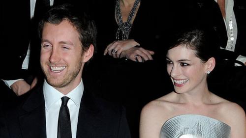 anne_hathaway_adam_Schulman_100125_96174907_360 anne_hathaway_adam_Schulman_100125_96174907_360