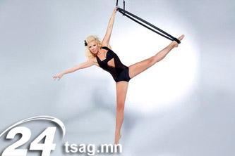 2012-09-22T193018Z_314345222_GM1E89N09OZ01_RTRMADP_3_HUNGARY-POLEDANCE