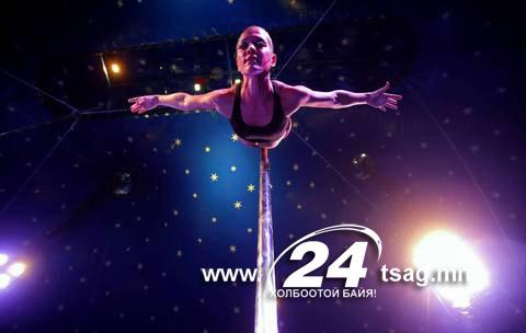 2012-09-22T193018Z_314345222_GM1E89N09OZ01_RTRMADP_3_HUNGARY-POLEDANCE