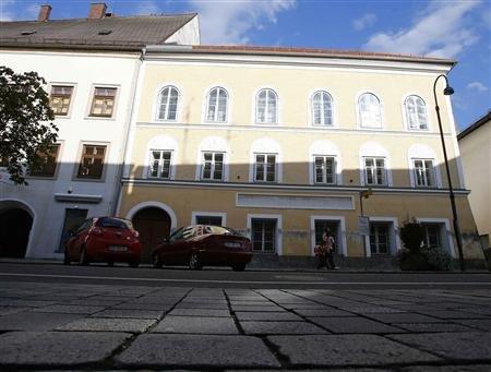 2012-09-24T155322Z_1_CBRE88N186200_RTROPTP_2_AUSTRIA-HITLER