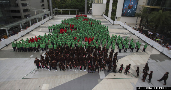 o-HUMAN-CHRISTMAS-TREE-570hj