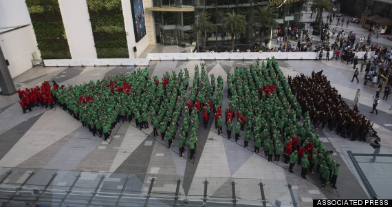 o-HUMAN-CHRISTMAS-TREE-570