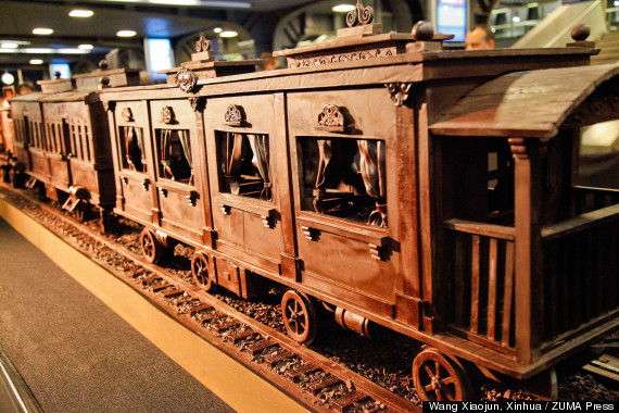 o-LONGEST-CHOCOLATE-STRUCTURE-TRAIN-570