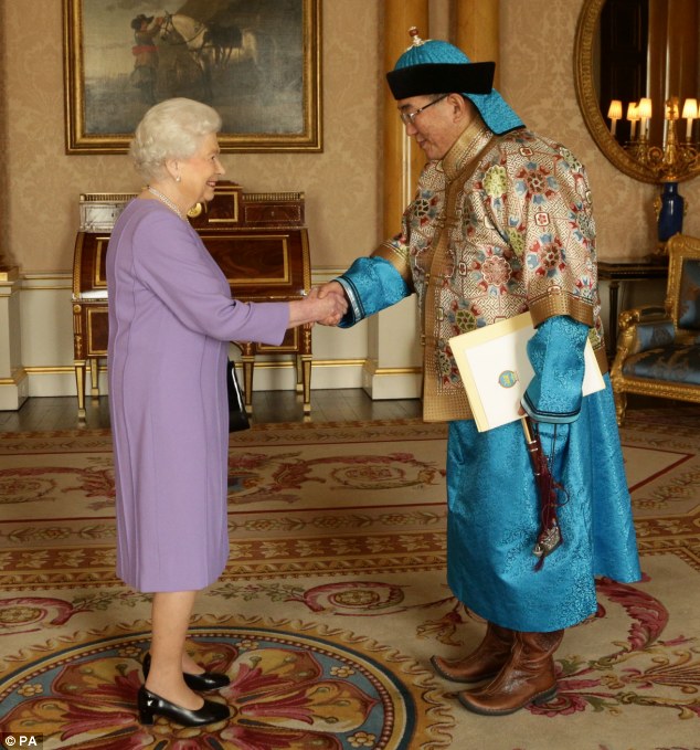 article-2506952-1963015300000578-349_634x679