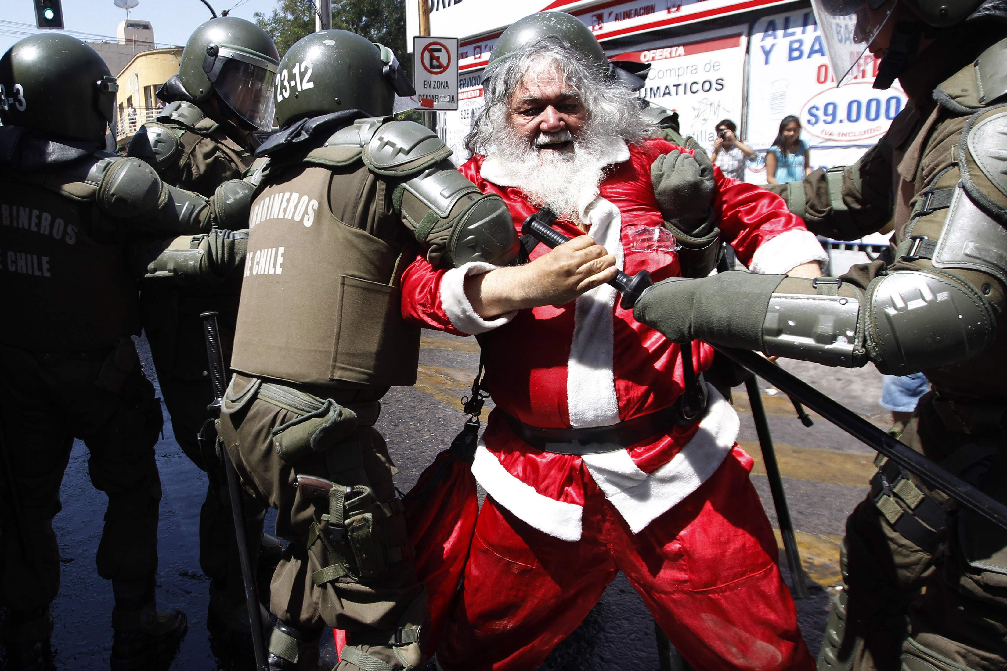 New_Year_wallpapers_Drunk_Santa_Claus_051313_