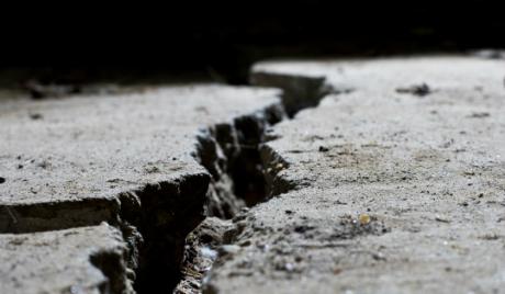 4earthquake_crack_iStockphoto 4earthquake_crack_iStockphoto