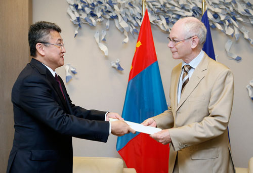 жуух бичгээ барив