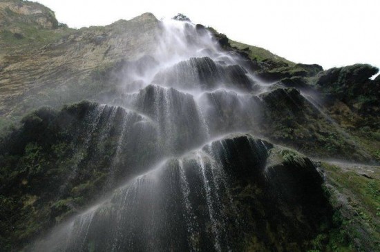 Arbol-de-Navidad-waterfall4-550x365