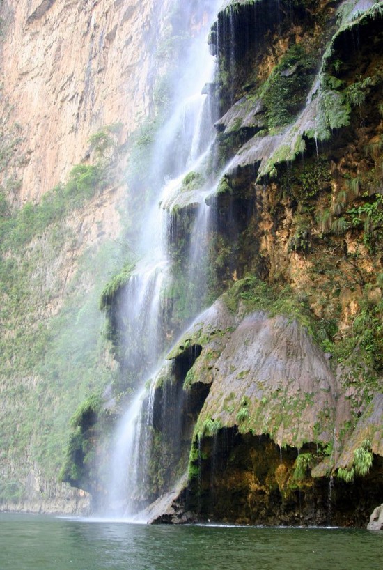 Arbol-de-Navidad-waterfall6-550x818