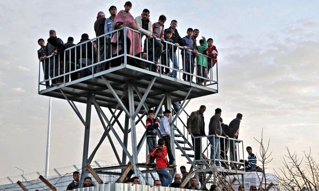 Syrian-refugees-watch-the-012