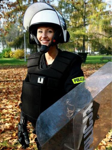 2_poland_police_woman